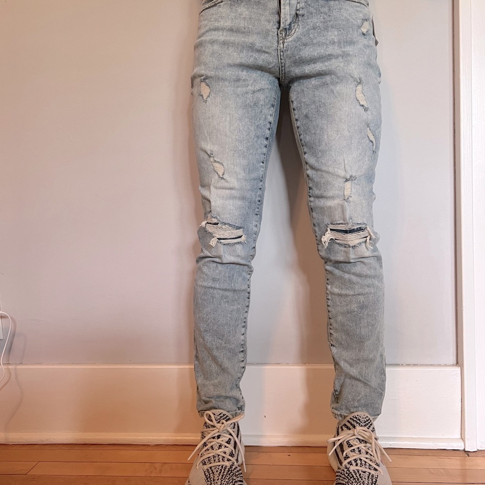 Size 28/30, stretchy, light wash with rips.